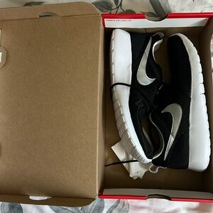 BNIB NIKE roche one black size 7